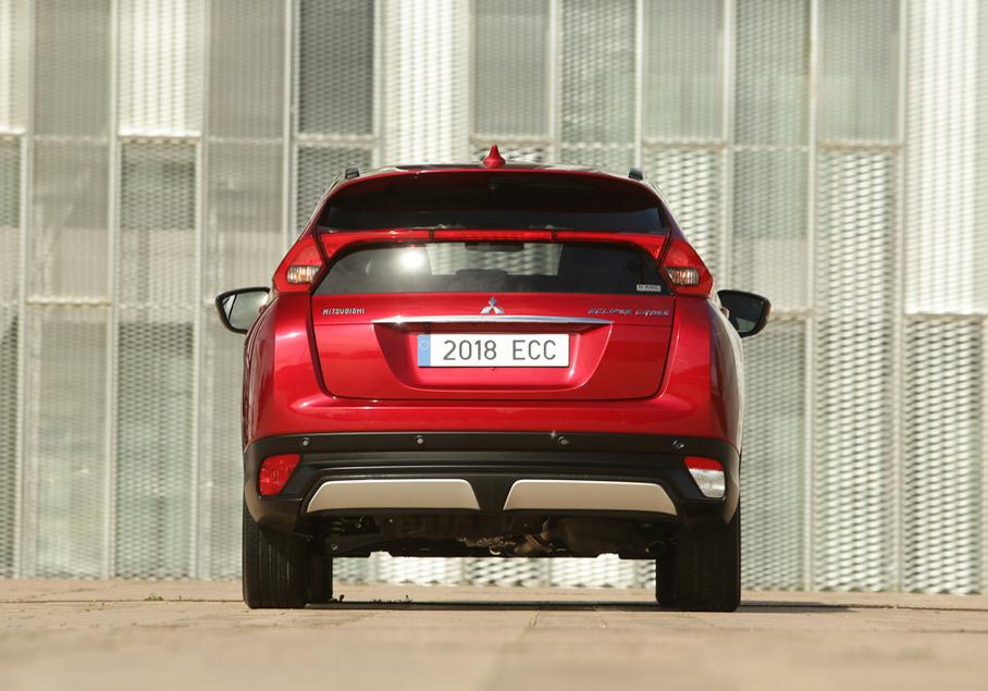 Дорожный просвет Mitsubishi Eclipse Cross составляет 183 миллиметра. Угол въезда равен невыдающимся 18,8 градуса, зато съезда - 29,6 градуса! 