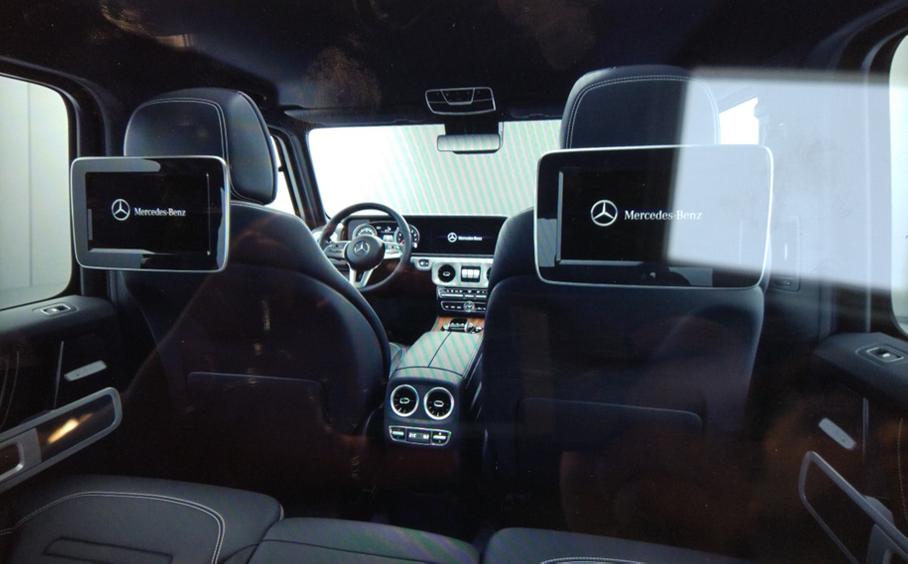 Официальных фотографий задней части салона пока нет, так что придется довольствоваться вот таким снимком с айпада. Как говорится, простите за неровный почерк.
