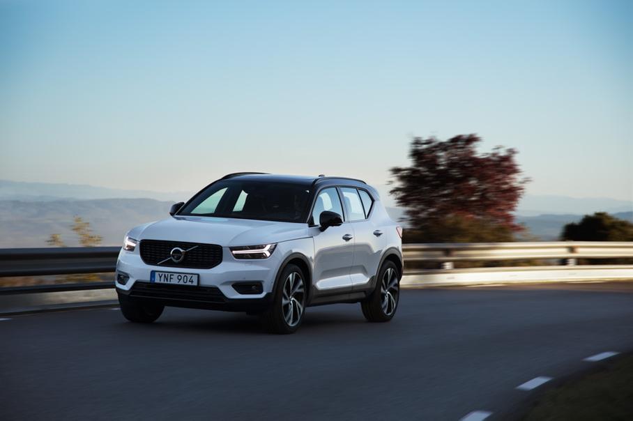XC40 – первенец новой платформы CMA, разработанной Volvo не столько для себя, сколько для китайских хозяев из [Geely](/news/lynk01-20-10-2016.htm). Спереди тут стойки McPherson, сзади многорычажка, амортизаторы – на первых порах только обычные, хотя потом дадут и адаптивные. 
