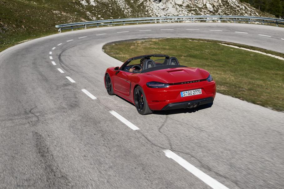 Разницы в ощущениях между купе и родстером нет никакой, поэтому при прочих равных берите Boxster. Потому что на Cayman вы не сможете делать так, как на этой фотографии.