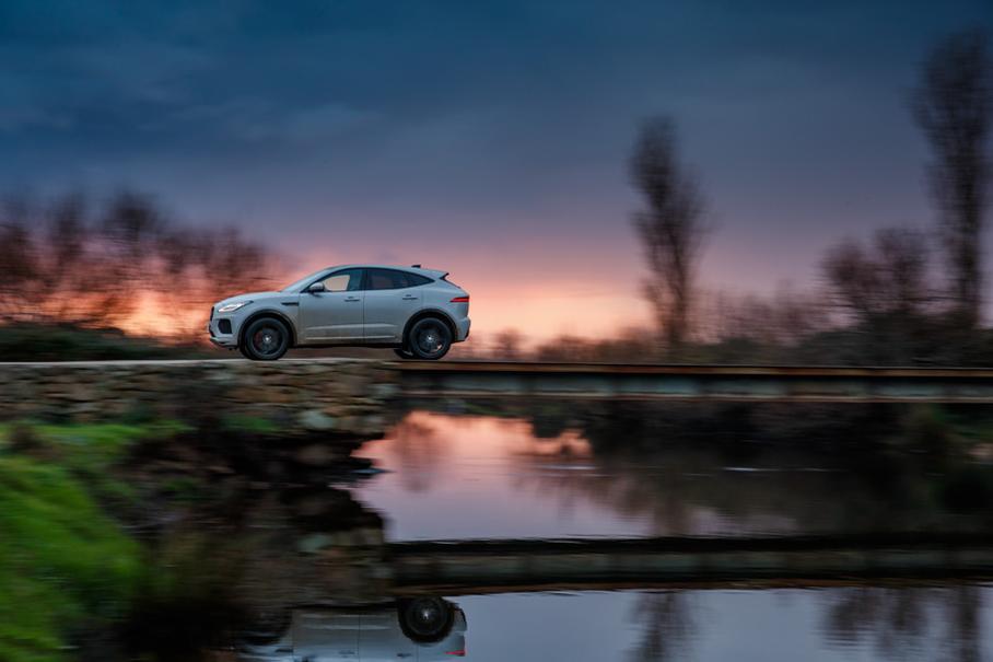 В России все E-Pace будет только с полным приводом и «автоматом». Самая доступная версия с 150-сильным дизелем стоит от 2 455 000 рублей. 300-сильный бензиновый вариант – минимум от 3 365 000 рублей.