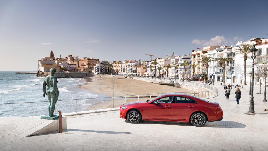 Колесная база тут точно такая же, как у седана E-класса — 2939 миллиметров. Но кузов у CLS на пять сантиметров длиннее: в итоге до знаковой отметки в пять метров обычным версиям не хватает каких-то 12 миллиметров, а исполнение 53 AMG за счет иного обвеса записывает на свой счет гордый показатель — 5001 миллиметр!