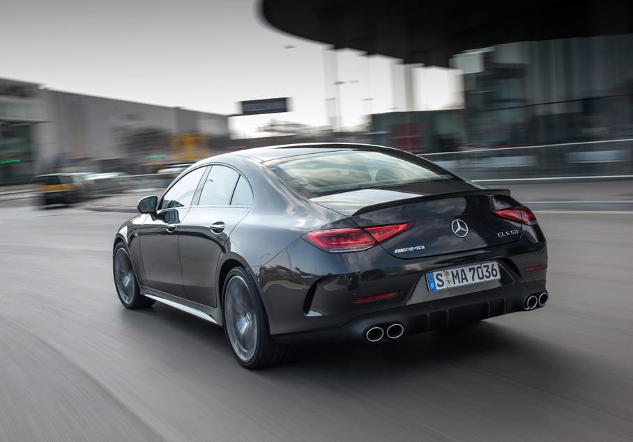 Сзади у Mercedes-AMG CLS 53 — сплошь бутафория, не считая спойлера. Прорези в бампере — обманка, диффузор — имитация, и даже за двойными патрубками выхлопа на самом деле прячутся одинарные.