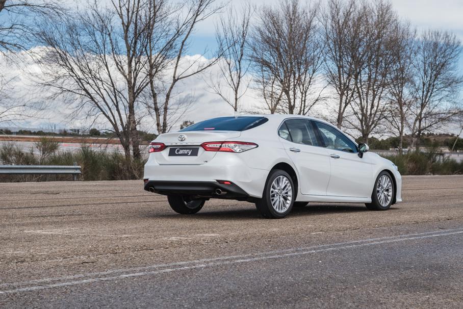 Пока не очень понятна ситуация с дорожным просветом Toyota Camry. Сначала нам сказали, что он уменьшился на 10 миллиметров и теперь составляет 155 миллиметров. Позже от японцев пришла информация о том, что клиренс остался прежним. Подождем официальные ТТХ серийных машин.