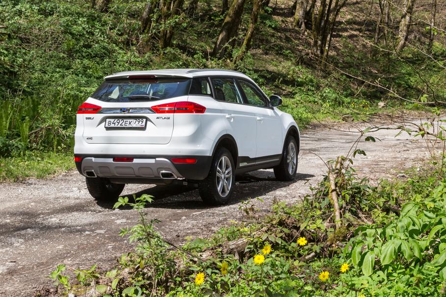 Добиться от представителей Geely точных данных о величине дорожного просвета трудно. По их словам, при максимальной загрузке клиренс равняется 164 миллиметрам, но если высадить четверых пассажиров и их багаж, то он увеличится до 190 миллиметров. Маркетинговый отдел компании и вовсе вымеряет больше 20 сантиметров: очевидно, под порогами.