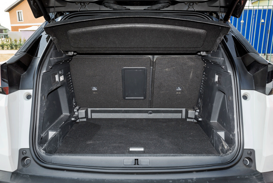 Лючок для длинномеров, складывающиеся в пропорции 60:40 кресла и, самое главное, складывающаяся спинка переднего пассажирского кресла, которая облегчит перевозку очень габаритных вещей. Портит картину лишь ступенька при переходе из багажника в салон. Объем багажника со сложенными сиденьями - 1670 литров