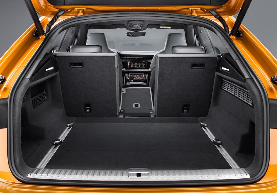 Спинки задних сидений состоят не из двух частей, а из трех. Это позволяет перевозить длинномеры в 4-местной конфигурации салона, пожертвовав лишь маленькой средней секцией. Кроме того, части заднего сиденья можно отдельно сдвигать вперед, отдавая больше места багажу. Если же сложить весь задний ряд, объем достигнет 1755 л