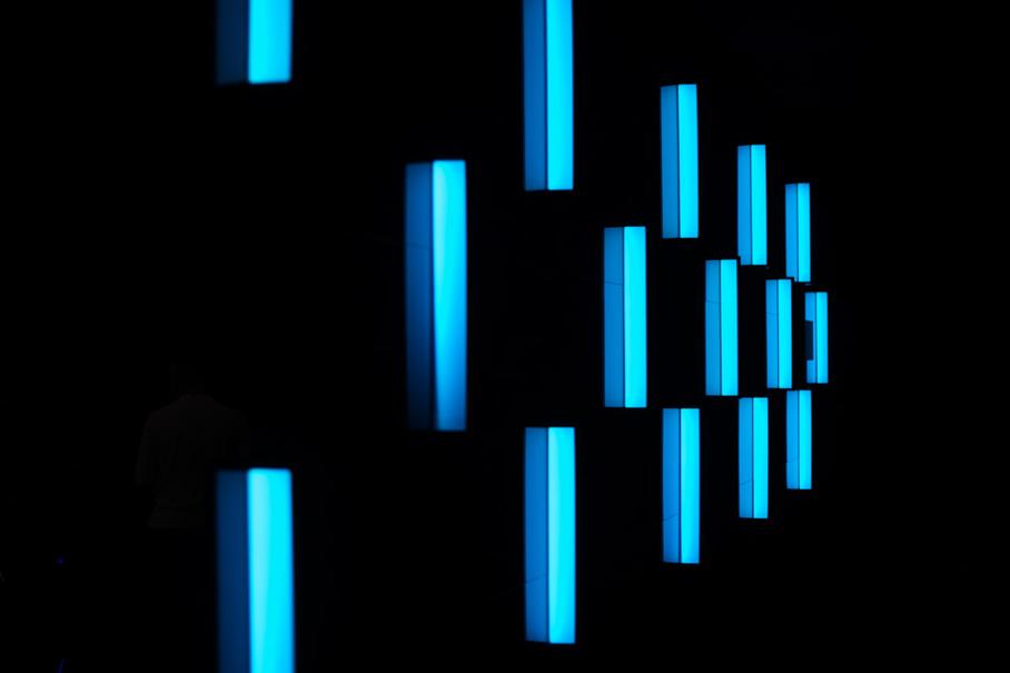 Пиксели экрана в XXI веке вдруг становятся элементом оформления — эта стилизация сегодня понятна и естественна