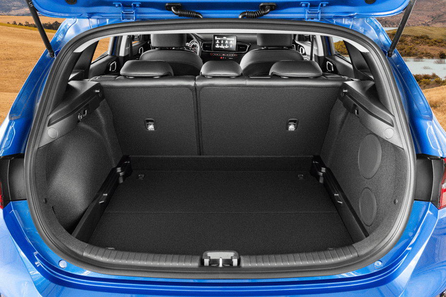 Объем багажника — 395 литров, на 15 больше, чем раньше. Организация пространства неплохая: есть подсветка, 12-вольтовая розетка, крючки и ниша под канистру с «омывайкой». Под твердым полом — докатка.