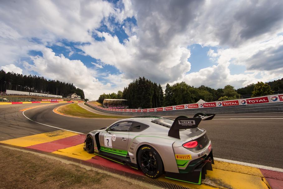 Сзади — новое крыло и очень агрессивный диффузор, эффективность которого несколько упала в связи с измененившимся расположением коробки передач