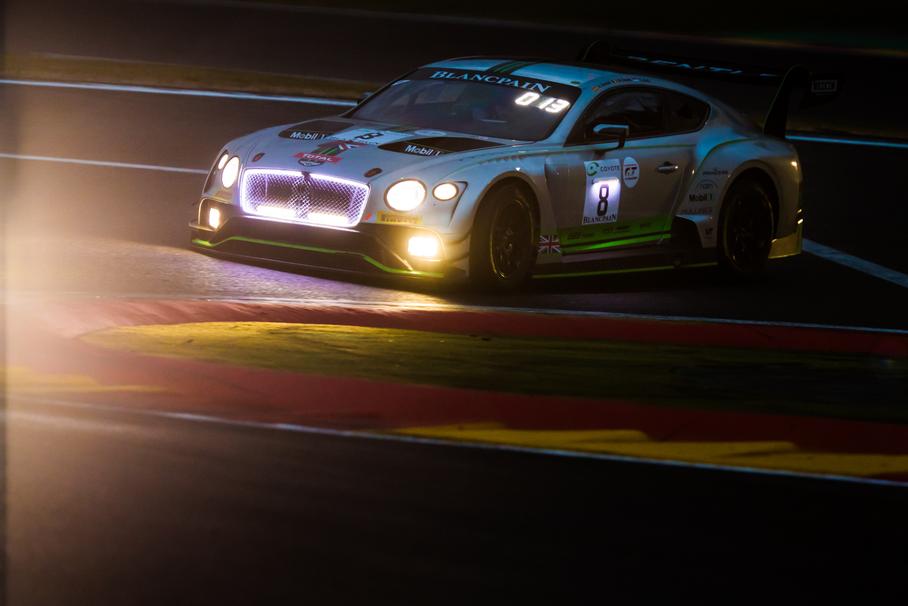 Головные фары Bentley — стандартные, но ночью здесь светит все, что только можно. Даже по контуру радиаторной решетки проложена тончайшая диодная полоска