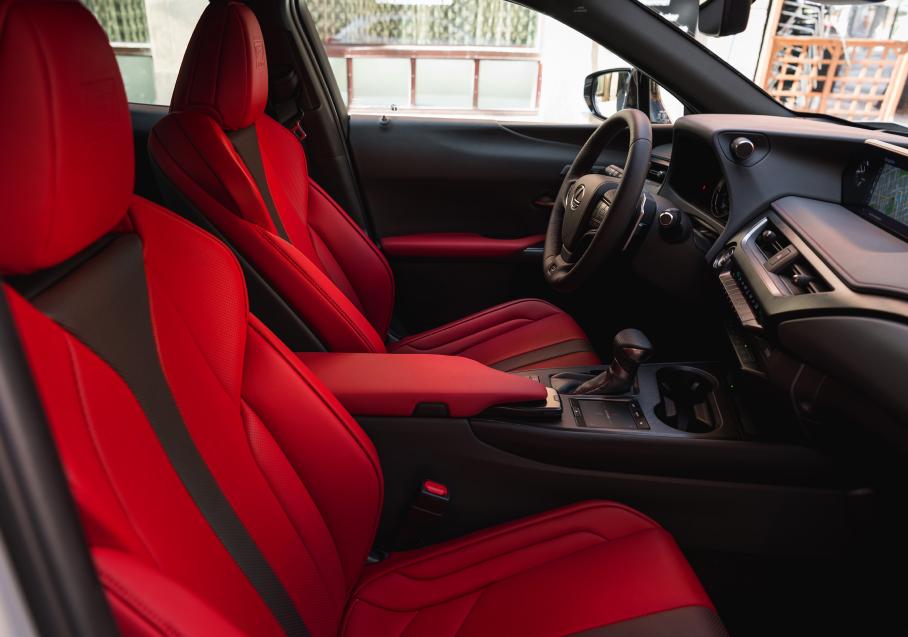 Интерьер версии F Sport предусматривает контрастную строчку и спортивные сиденья. Такое исполнение можно заказать и для бензинового UX 200, и для гибридного UX 250h