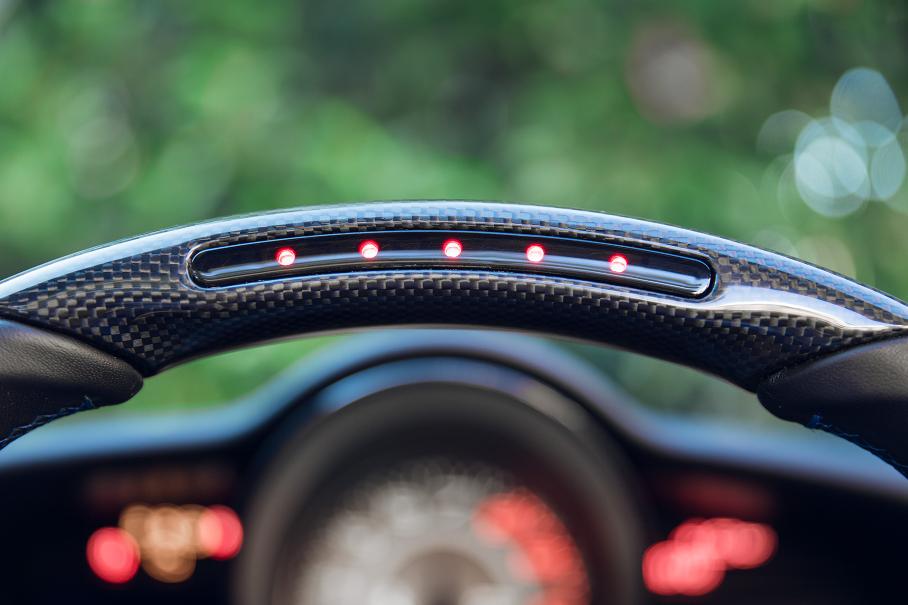 Если ехать в ручном режиме трансмиссии, диоды на руле подскажут оптимальный момент переключения