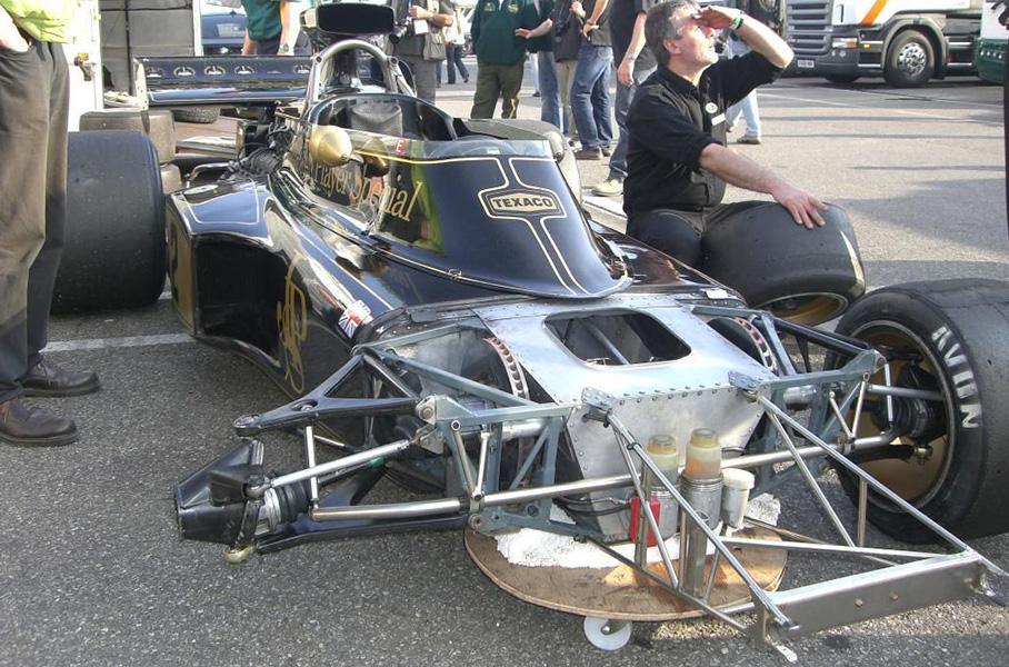 Lotus 72 второй половины 70-х годов. Хорошо видно тормозные диски и приводные валы, соединяющие их с колесами.