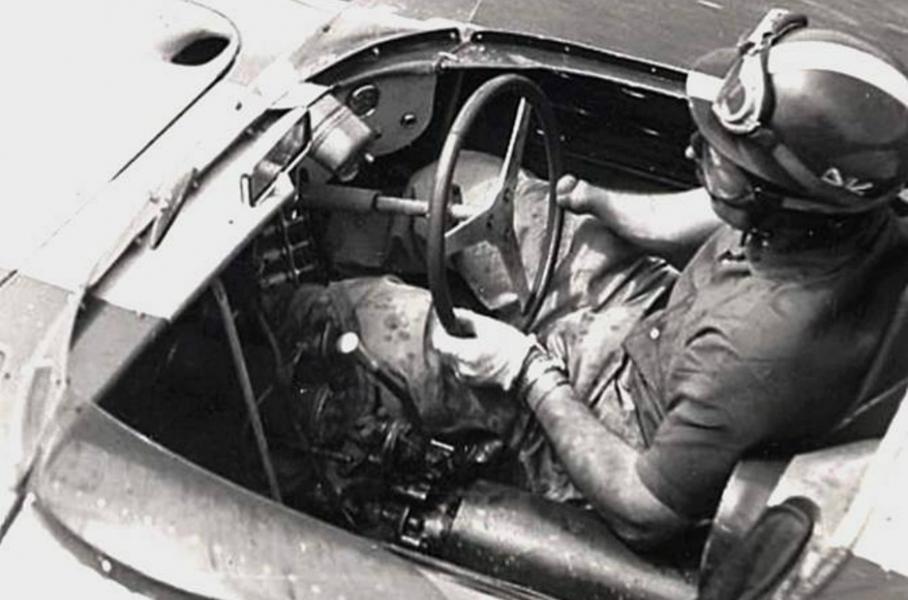 Однорукий герой автогонок