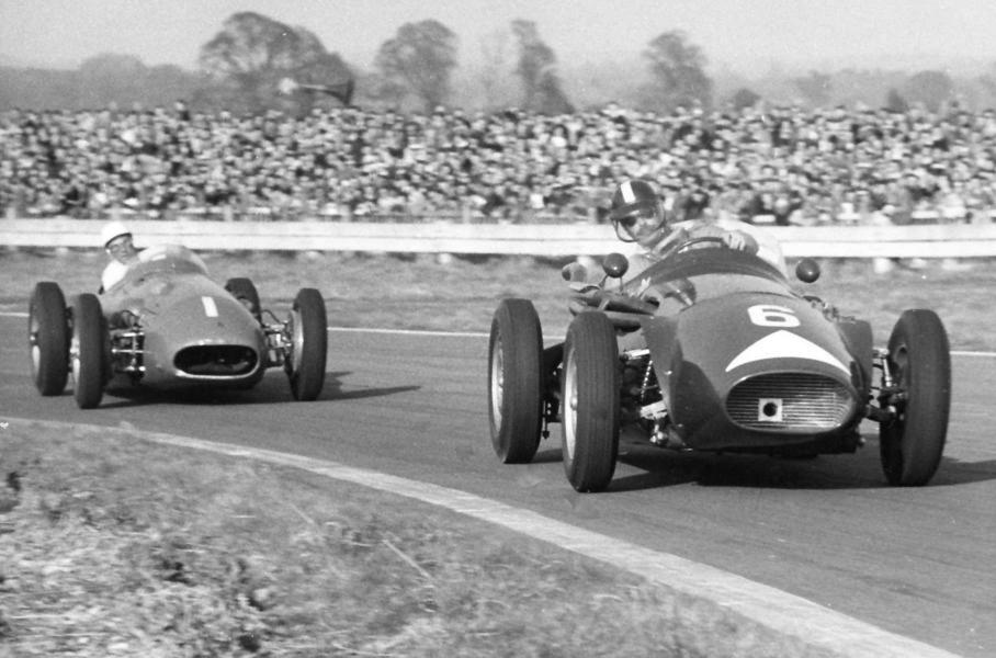 Арчи Скотт Браун (Connaught) лидирует в нечемпионатной гонке Формулы-1, опередив самого Стирлинга Мосса (Maserati)