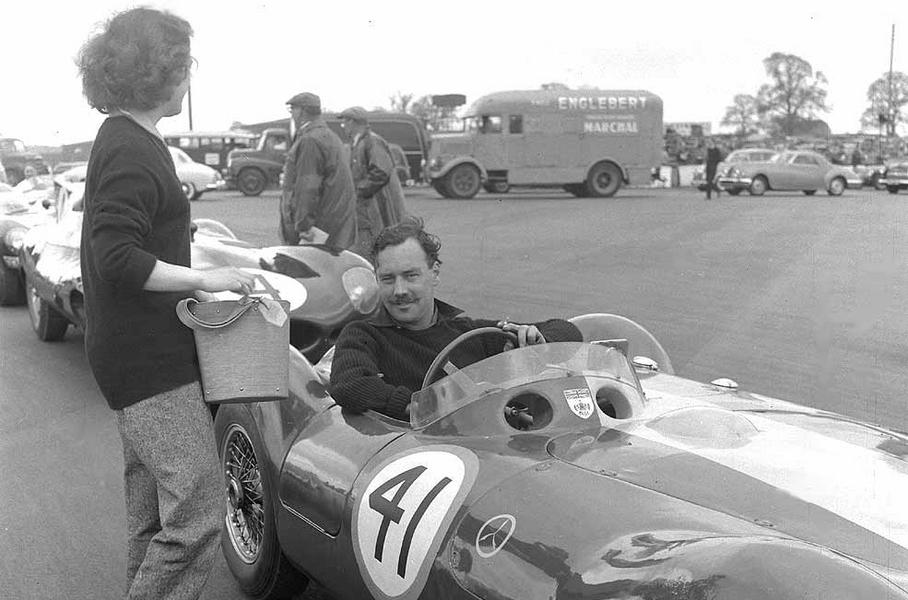 Однорукий герой автогонок