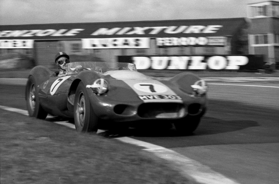 1957 год: Арчи Скотт Браун за рулем первого Lister с мотором Jaguar