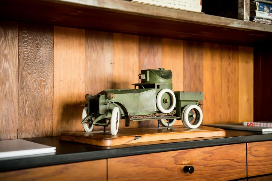 Кажется, дизайнерам Rolls-Royce самое время подумать над современным оммажем этому броневичку Лоренса Аравийского на шасси Silver Ghost. Матовый зеленый, заклепки, трос на боку...