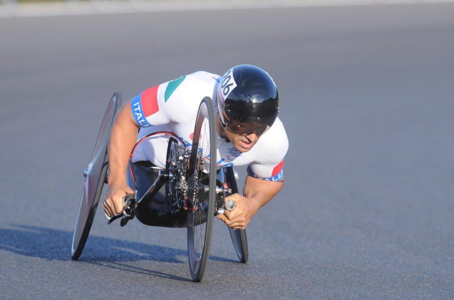Занарди стал одним из ведущих паратлетов в мире. Кстати, здесь пригодились его автоспортивные связи: трехколесный велосипед строила инжиниринговая фирма Dallara, выпускающая гоночные автомобили