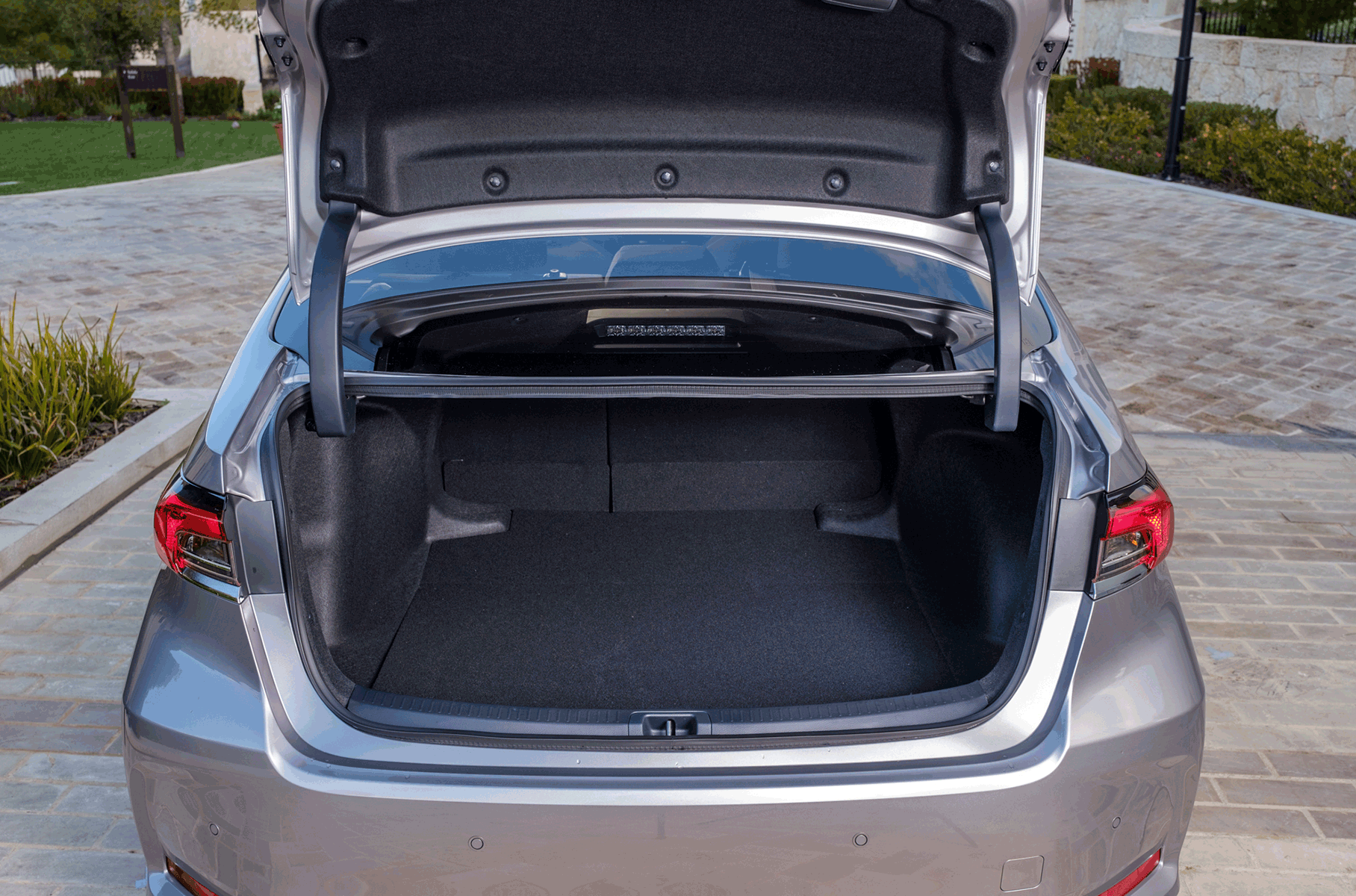 У багажника теперь более правильная форма, а объем увеличился с 452 до 470 л, но внутри ничего полезного, кроме одного единственного крючка. Под полом полноразмерная запаска