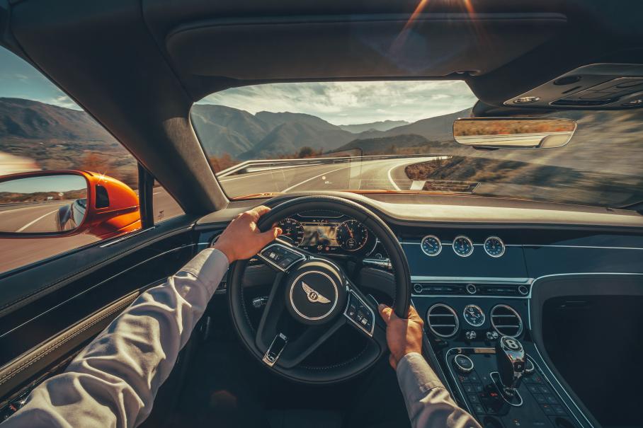 Развернув трехгранную панель стрелочными приборами к себе, водитель может вывести карту навигации на приборный щиток. Приятнее всего следить за компасом: его шкала вращается вокруг неподвижной стрелки