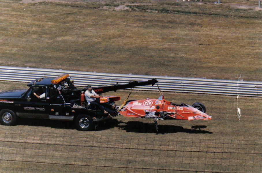 Болид Роберто Герреро убирают с трассы после аварии на первом круге «Инди-500»