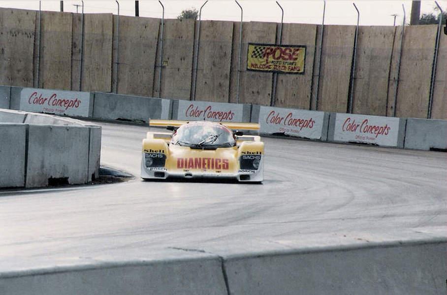 Во время тренировки перед гонками в Тампе Porsche 962 отца и сына Андретти ещё несла логотипы «Дианетики»