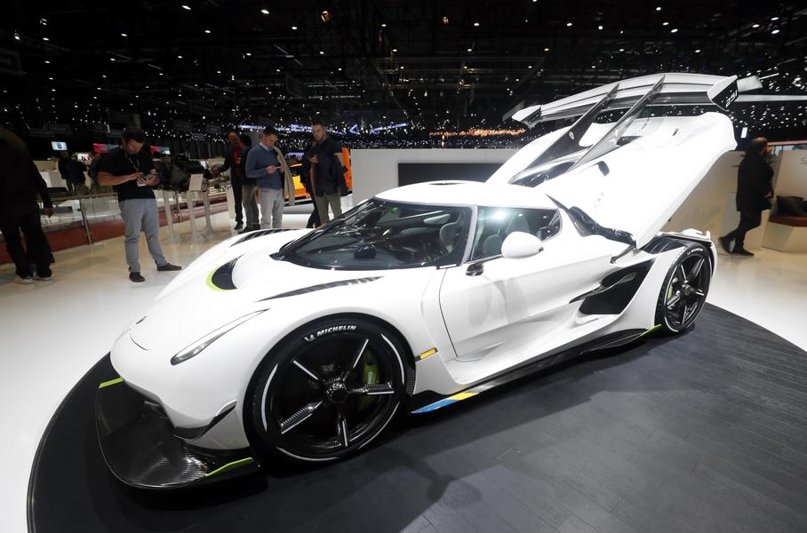 Лобовое стекло с панорамным обзором, фары в стиле «Регеры», профиль со смещённым вперед кокпитом. Не узнать в гиперкаре Koenigsegg практически невозможно. 