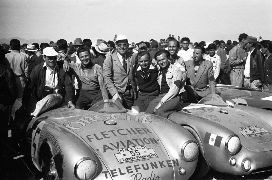 1954 год: после сенсационного финиша в мексиканской гонке Carrera Panamericana. Ярослав Юхан — второй справа (в темном джемпере, с очками на шее)