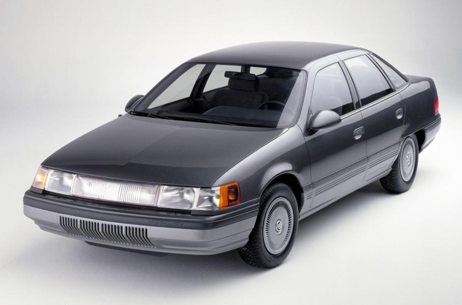 У Ford Taurus был и премиальный близнец Mercury Sable. Его главная отличительная черта — дополнительный габаритный огонь на месте радиаторной решетки. Хватало и других отличий: боковины без продольного ребра, прикрытые задние арки, полностью застекленные задние стойки, иной интерьер.