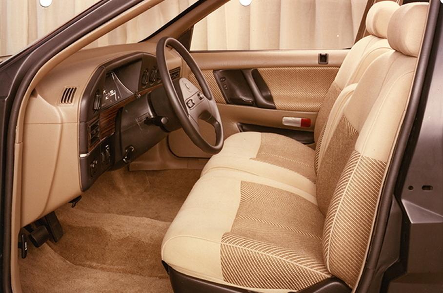 Дизайнер Вильгельмина Вандермолен, отвечавшая за интерьер, сетовала, что наиболее интересные сочетания тканей «зарубили» на этапе подготовки к производству