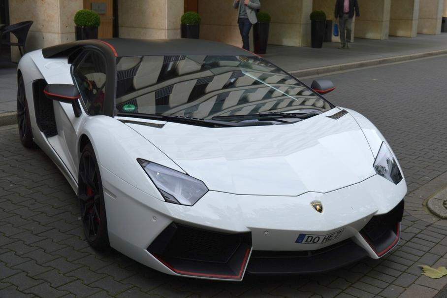 Lamborghini Генриха Мхитаряна в Дюссельдорфе (армянский футболист прежде выступал в «Боруссии»)