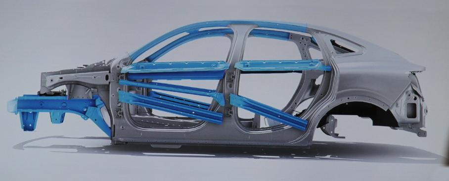 Голубым цветом обозначены детали из высокопрочной стали: их доля увеличена до 35%. Это позволило не только повысить жёсткость кузова, но и улучшить пассивную безопасность машины. Кстати, Arkana получит шесть подушек безопасности. У машин на платформе B0 их было не более четырёх.