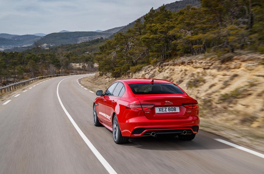 После рестайлинга у XE осталось всего три модификации. У всех — четырехцилиндровые двухлитровые моторы семейства Ingenium: 180-сильный турбодизель плюс два бензиновых варианта на 250 и 300 сил. Для всех доступен полный привод