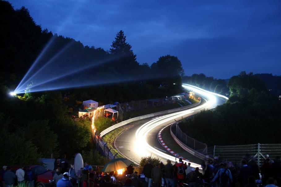 Каждый год Нюрбургринг принимает суточную гонку