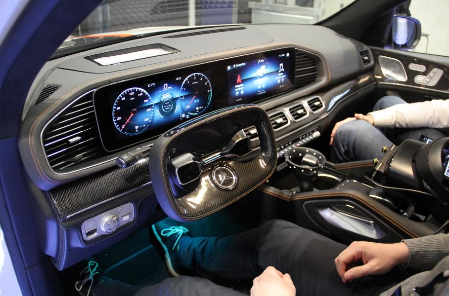 В беспилотном режиме руль вжимается в панель приборов, а педали убираются в пол