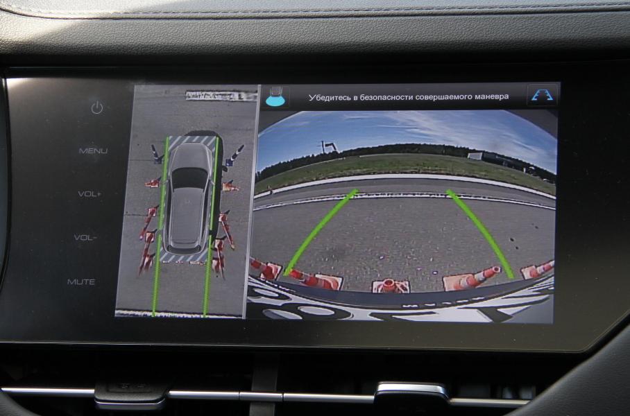 Камера заднего вида ставится на крососверы в комплектациях Elite и Premium, система кругового обзора — только на Premium.
Датчикам парктроника не хватает угла обзора: на близком расстоянии они «не замечали» конуса