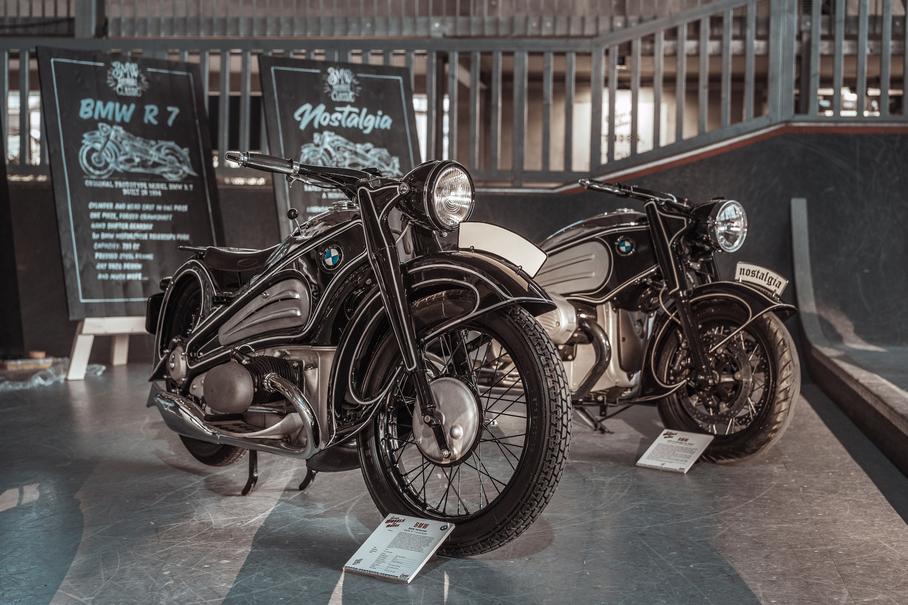 На переднем плане — отреставрированный прототип BMW R7
