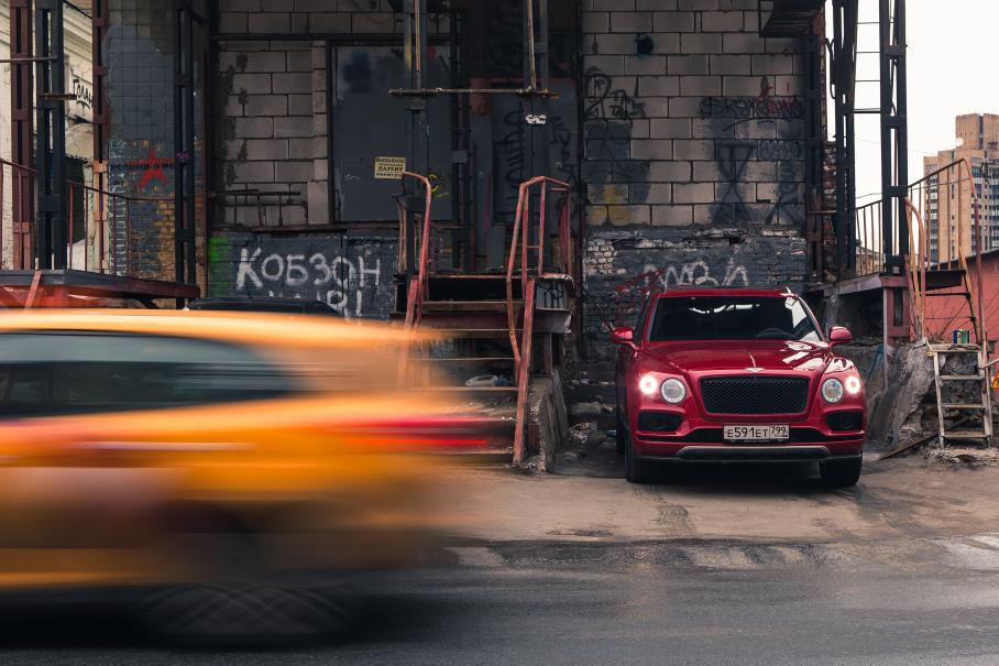 Целую неделю ездим на Bentley Bentayga V8