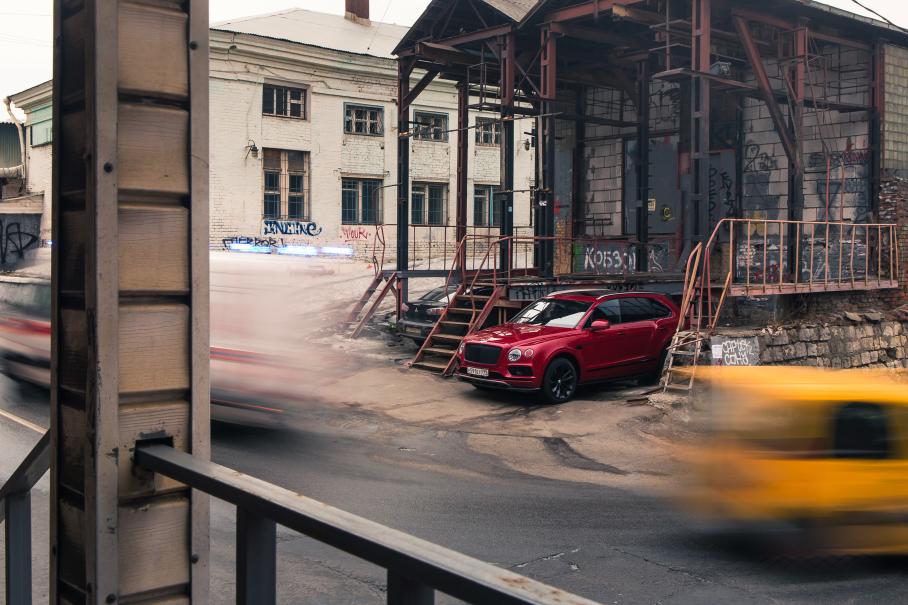 Целую неделю ездим на Bentley Bentayga V8