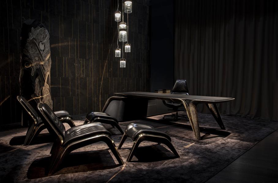 В 2019 году отделения Bentley Design и Bentley Home представили коллекционную линейку мебели в честь 100-летия британской марки. Каркасы стола, стульев и скамейки для ног изготовили из позолоченного железа, а ножки — из [брашированного](https://ru.wikipedia.org/wiki/Браширование) с жидким золотом тёмного морёного дуба. Каждый предмет интерьера выпустят в количестве 100 штук.