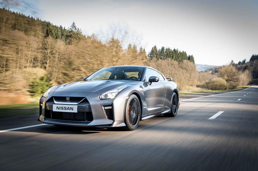 Передок GT-R довольно нервно ведет себя на автобане после 200 километров в час, но на гоночной трассе невероятно стабилен.