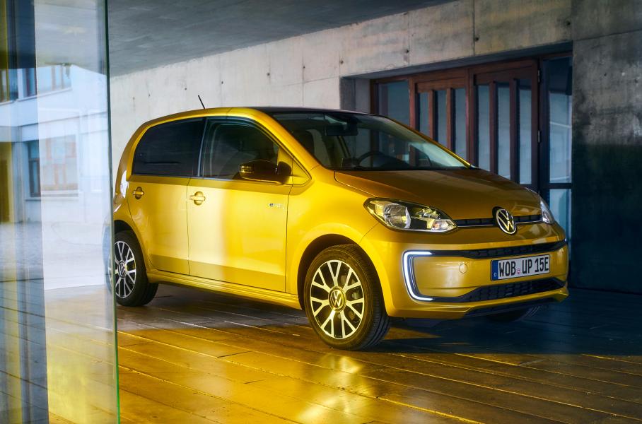 Volkswagen e-up! – самый компактный электромобиль концерна. Можно сказать, это долгожитель модельного ряда — в серии с 2013 года. Паспортный запас хода — 260 км, цена в Германии — от 21 975 евро. Гарантия на батарею — 8 лет или 160 тысяч километров, как и у e-Golf.