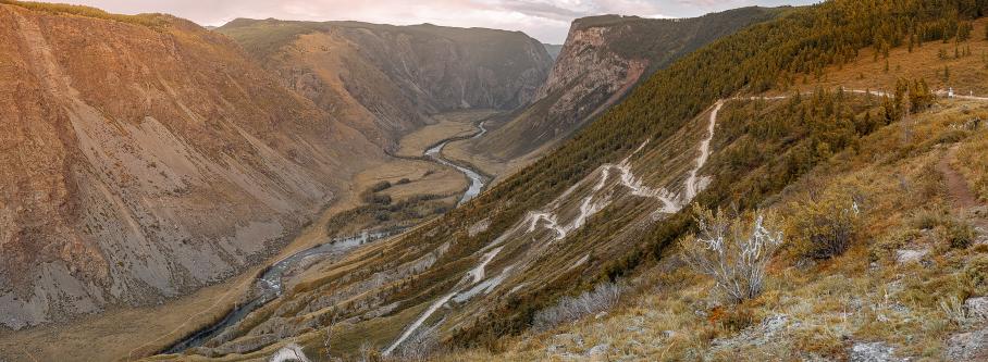 Перевал Кату-Ярык не очень длинный и не очень высокий. Зато здесь встречаются очень крутые уклоны, а качество грунтовой дороги заставляет быть особенно осторожным