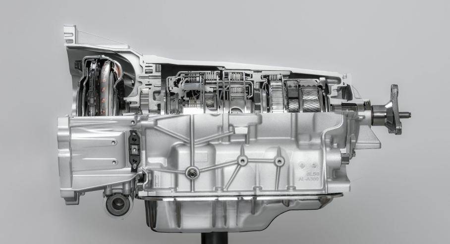 Автомат 6L50 весит около 90 кг, а его корпус состоит из трех частей: так называемого колокола гидротрансформатора (слева), основного алюминиевого картера и задней крышки