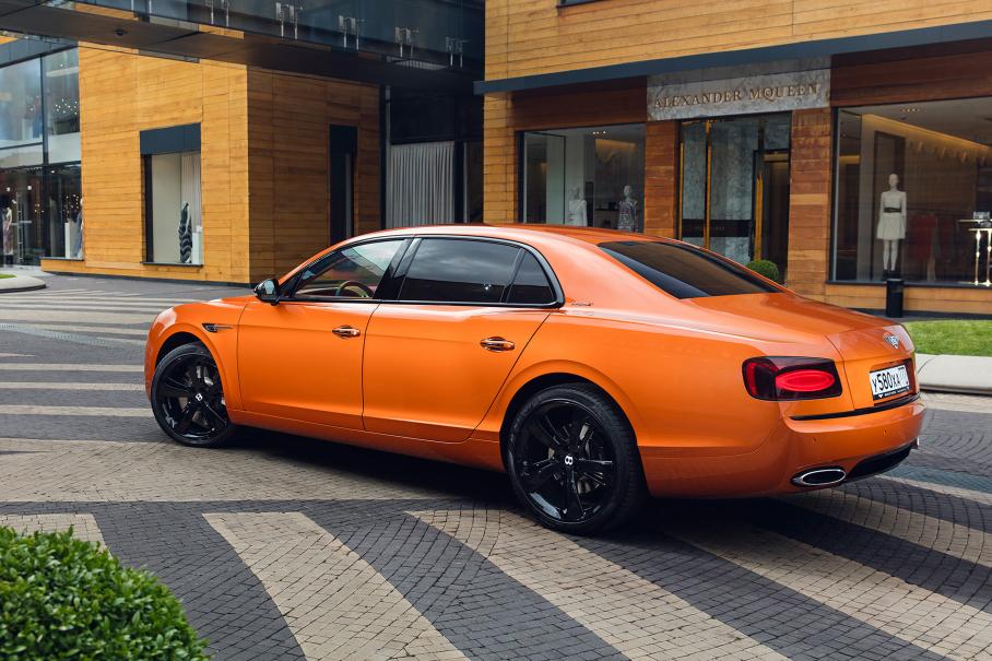 Несмотря на огромную мощность и полный привод Flying Spur W12 S имел довольно скромные показатели разгона: 4,5 секунды с места до 100 км/ч