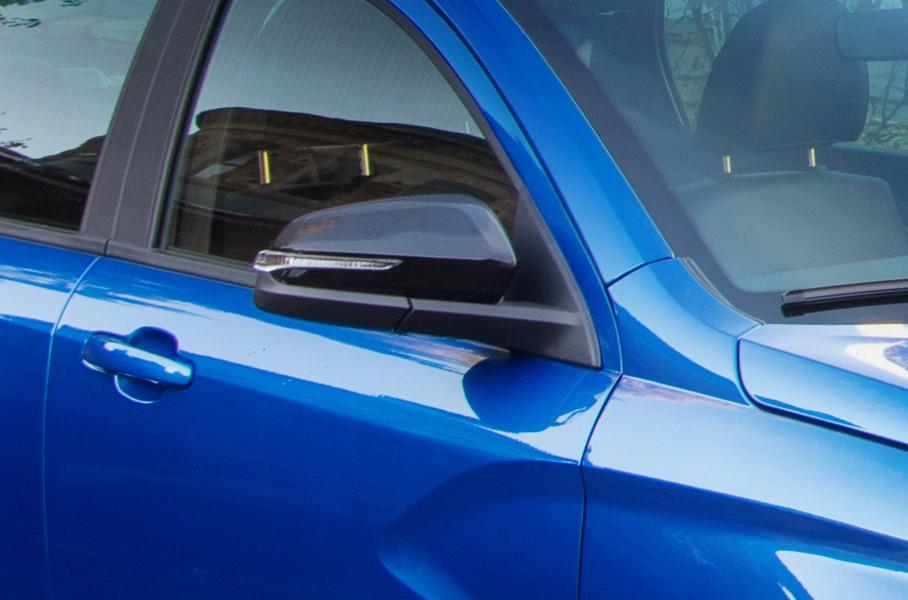 Чёрные корпуса зеркал и электропривод складывания — примета версии Exclusive. Но для меня важнее, что на всех Вестах на высокой скорости зеркала теперь перестали вибрировать