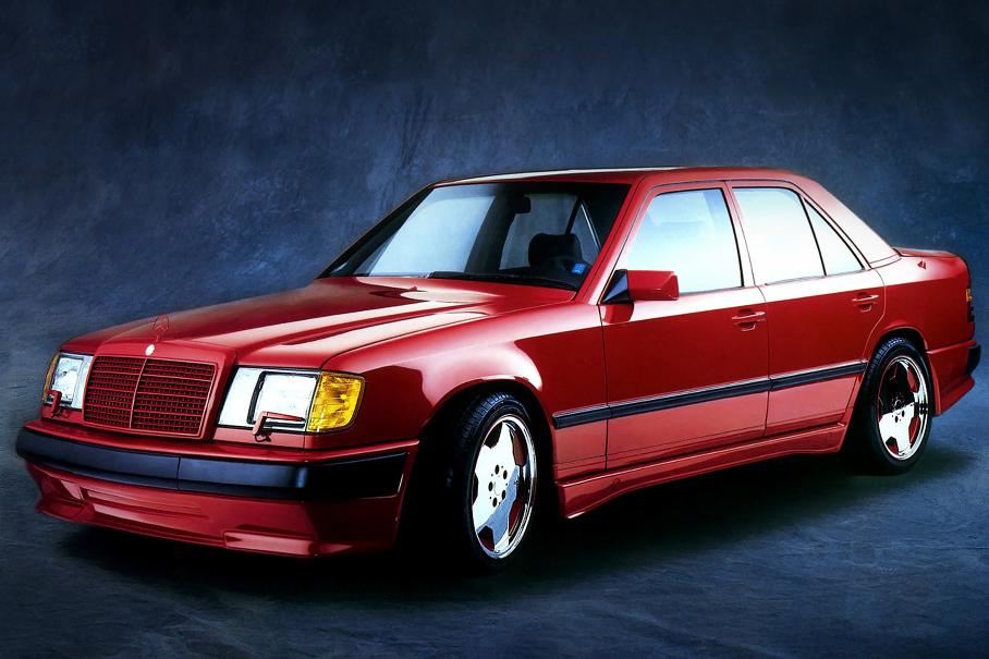 Все детали, на обычных «сто двадцать четвертых» покрытые хромом, на 300 E 6.0 по прозвищу Hammer («Молот», «Кувалда») были окрашены в цвет кузова. На фото экземпляр в американской спецификации