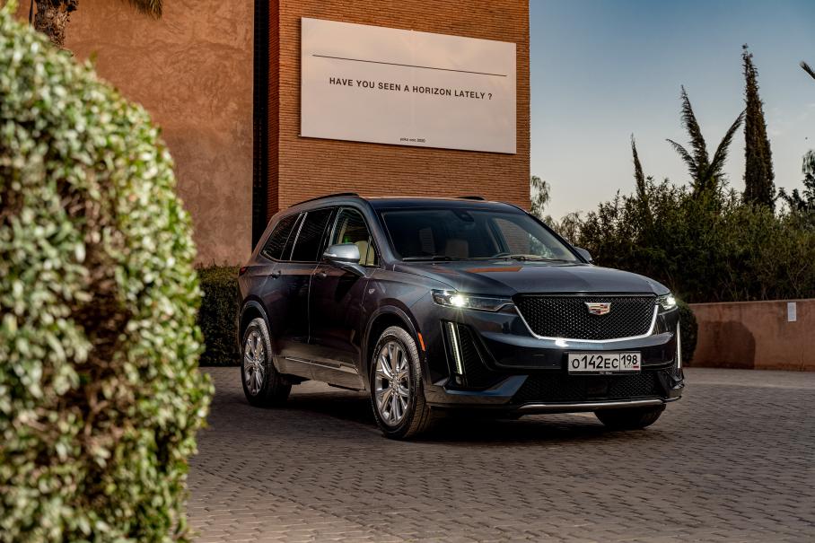 Сетчатая решётка радиатора чёрного цвета, минимум хромированного декора и дымчатые задние фонари — отличительные черты XT6 в версии Sport